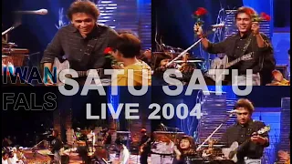 Download IWAN FALS SATU SATU LIVE 2004 MP3