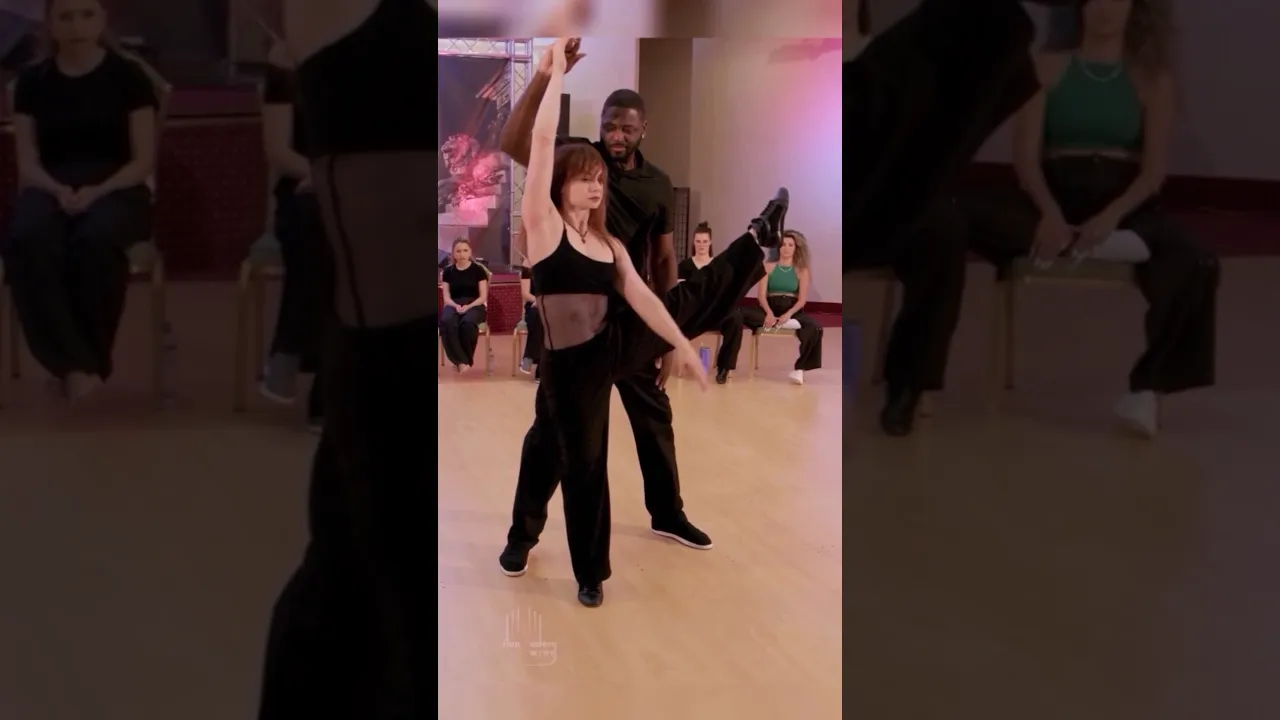You can tell she's a ballerina 🩰🧑🏼‍🩰 #improv #westcoastswing