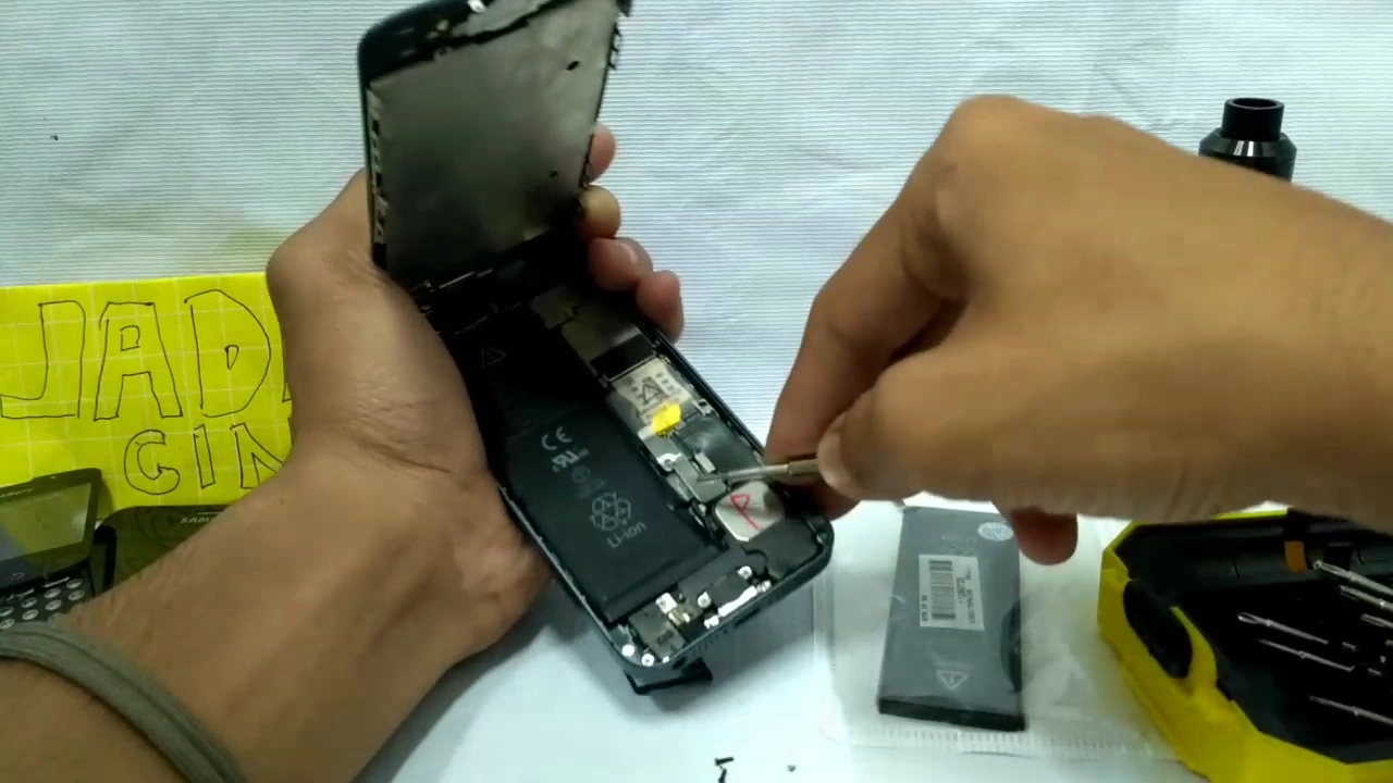 GANTI LCD IPHONE 5. 