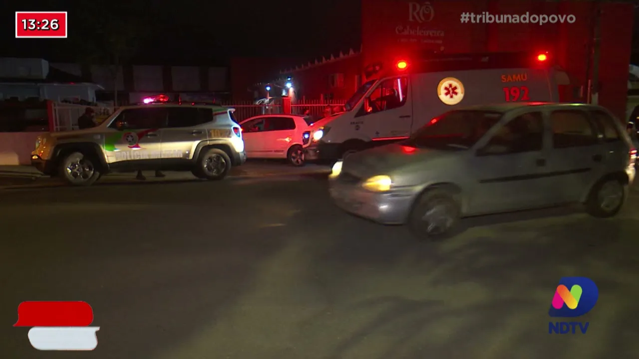 Acidente de trânsito, carros batem e um dos veículos atinge portão