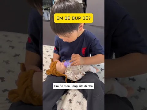 Cô gái nói dối em trai mình bằng búp bê giả