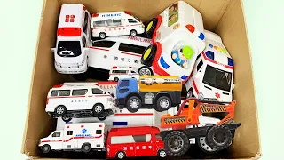 ミニチュアトラックとダンプカーを箱に入れ、点検した後、音を立てて坂道を下らせてテストしました！運転テストです！