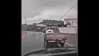 اما نعيش وبيرق العز مرفوع ولا نموت وبيرق العز ما طاح 