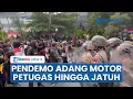 Download Lagu Massa Luapkan Emosi ke Polisi yang Berjaga saat Demo di DPR, Jatuhkan Motor Petugas
