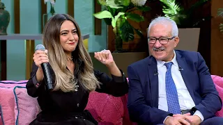 غنت مع أبوها بنت الجيران وفاجأتنا بصوتها الحلو   هند عبد الحليم ووالدها الكابتن أحمد مع منى الشاذلي دندنها