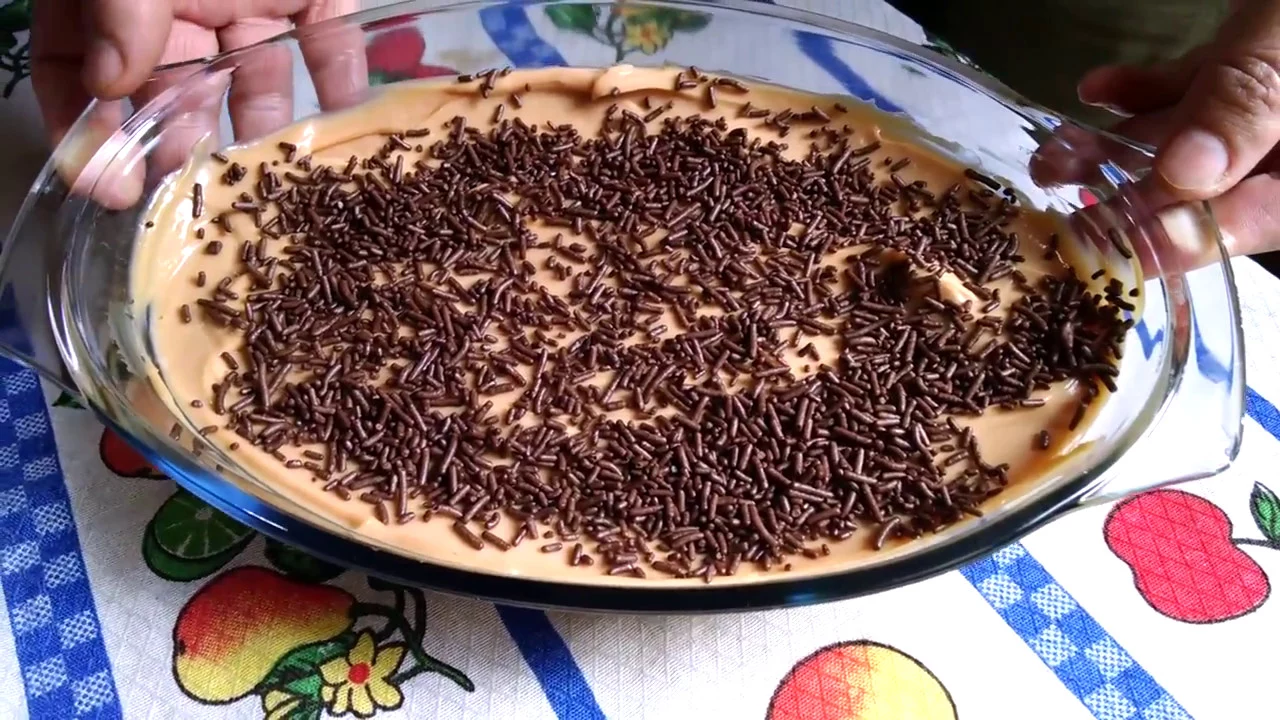 Olá gente no vídeo de hoje eu venho mostrar pra vocês uma receita de Torta de Bolacha Feita Com Nata. 