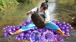 🔥🔥 A wide warm smile spread across her face while she found a precious pearl inside the big mussel