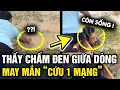 Download Lagu Thấy CHẤM ĐEN trồi sụt giữa dòng, người dân chèo xuống ra xem CỨU SỐNG 1 NGƯỜI | Tin 3 Phút