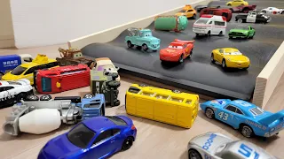 車のおもちゃがいっぱい！色んな『車のミニカー』がウェーブ坂道を走る☆ Lots of Toy Cars! Toy Car Drives Along a Handmade Slope.