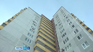 В Омске в доме на Лукашевича уже полностью смонтировали новые плиты на крыше взамен аварийным