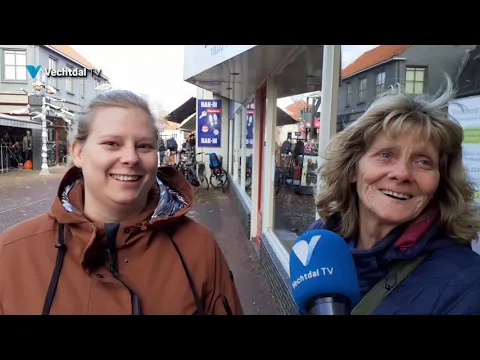 Mensen houden de hand nog op de knip tijdens Black Friday in Dalfsen