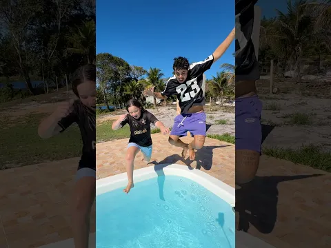 JOGAMOS ELA NA PISCINA!😱 #shorts