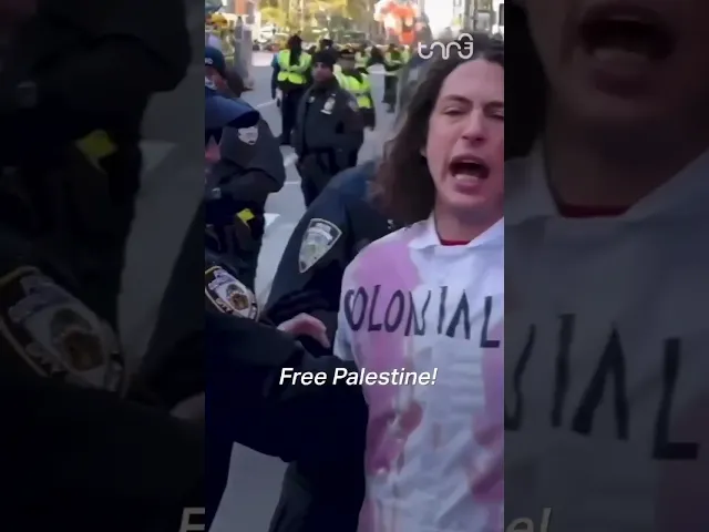 ⁣Pro-Palestine activists staged a sit in that stopped Macy's Thanksgiving Parade in New York.