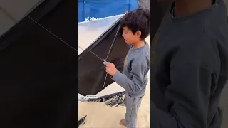 الحرب علمتنا نعمل كل شيء هكذا صنع طفل في غزة طائرة ورقية أطول منه غزة فلسطين أطفال غزة 