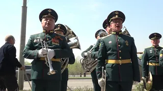 Под окнами 94-летнего фронтовика омичи устроили парад