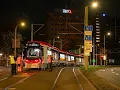 Download Lagu Nieuwe HTM Tina tram rijdt voor het eerst door nachtelijk Den Haag