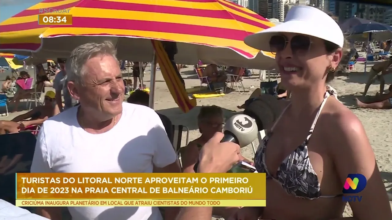 Turistas aproveitam o primeiro dia de 2023 na praia Central de Balneário Camboriú