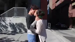 beso o cachetada tocando nalgas besando a desconocidas