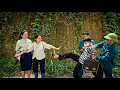 Download Lagu Ly Tieu Hely trotseerde de slechteriken moedig om haar geweldige pleegmoeder te beschermen.