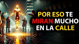 El Significado Espiritual de Por Qué Te Miran Mucho en la Calle