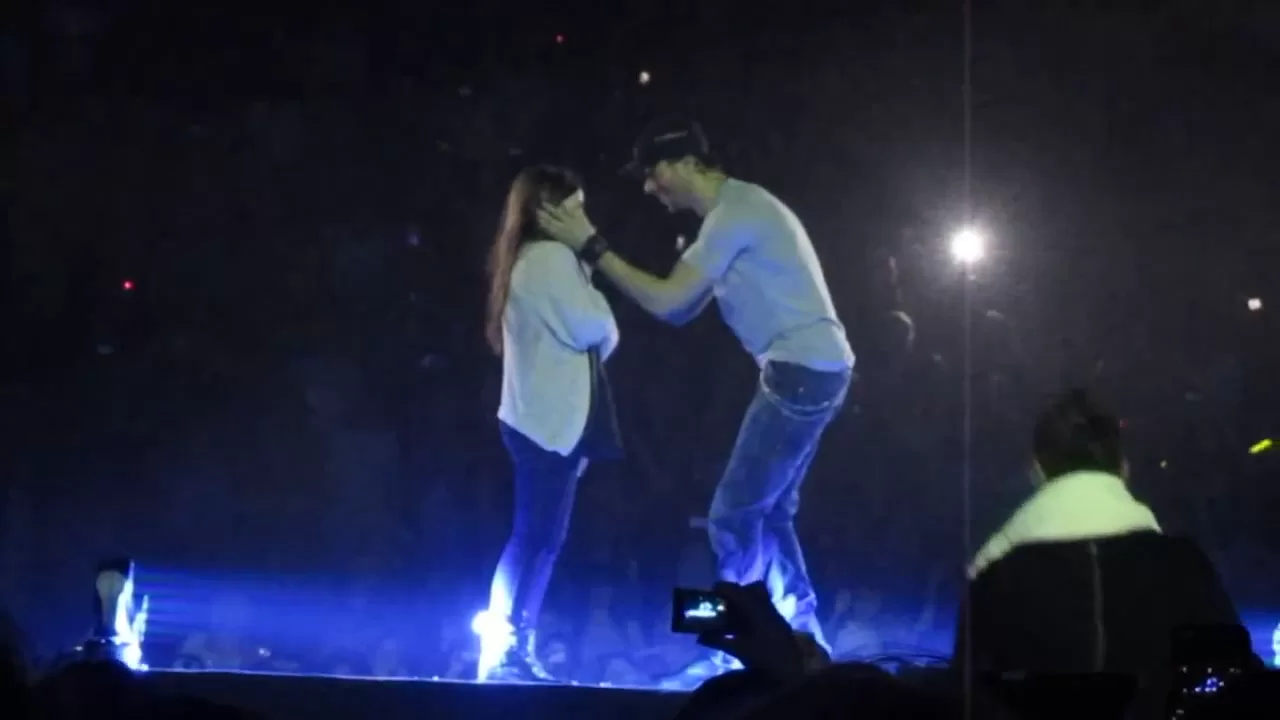 Enrique Iglesias picking Hero Girl and Hero song MEN Arena Manchester, March 24, 2011 Euphoria Tour