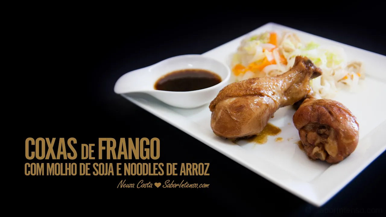 COXAS DE FRANGO COM MOLHO DE SOJA E NOODLES DE ARROZ