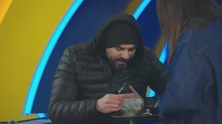 إليسيا يانكون تفاجئ أحمد صلاح حسني بطبق قلقاس في ملعب كابيتانو   دندنها
