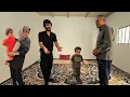Download Lagu Een gezin in shock: de bezorgdheid van de buren en het inhuren van een oppas voor Tims kinderen