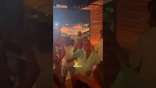 رقص عمرو دياب علي اغنيه بالحب اتجمعنا والدنيا هتسمعنا 