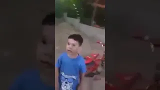 فيديو  لطفل فقد والدته بسبب فيروس كرونا