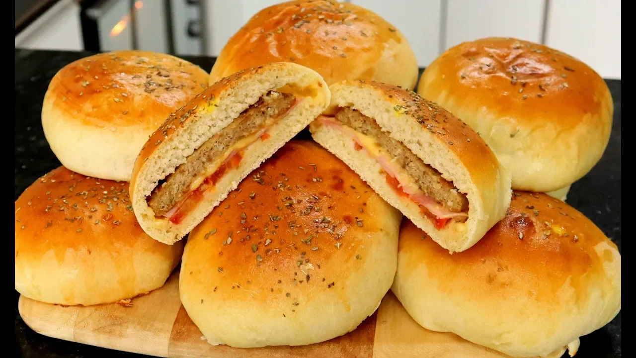 Receita de PÃO DE HAMBURGUER Pão Caseiro Para Hamburguer Artesanal INGREDIENTES: • 100ml de leite mo. 
