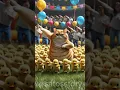 Download Lagu Kucing dan bebek imut ini joget asik bareng di lapangan! Banyak yang nonton ikut joget!