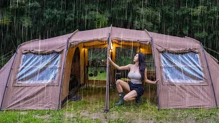 التخييم في المطر بناء المأوى الأساسي 