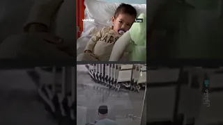 أول ظهور للطفل الإيراني الذي تعر ض للاعتداء على يد رجل بيلاروسي في مطار شيريميتيفو الروسي 