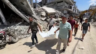 انتشال رفات شهداء من تحت أنقاض منزل عائلة أبو شمالة في حي الزيتون شرق غزة