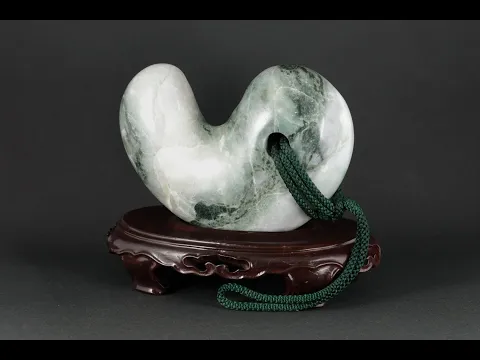 糸魚川産 翡翠 勾玉 1.2kg｜国産鉱物 勾玉 通販 キラリ石