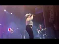 Elle King sings Americas Sweetheart to cute kid in front row 💕
