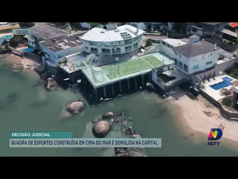 Quadra de esportes construída em cima do mar é demolida em Florianópolis
