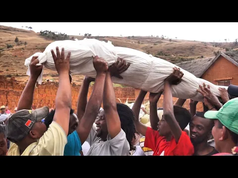 Madagascar / Famadihana - A celebration for the deceased