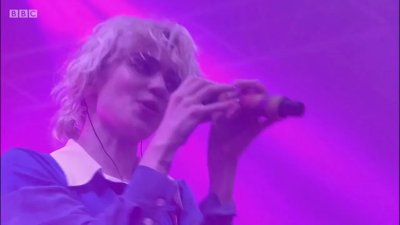 Grimes - Genesis (Glastonbury 2016) Grimes - Genesis (Glastonbury 2016)