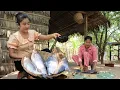 Download Lagu Country chefs: Mother and daughter cooking - Yummy big fish cook with country style