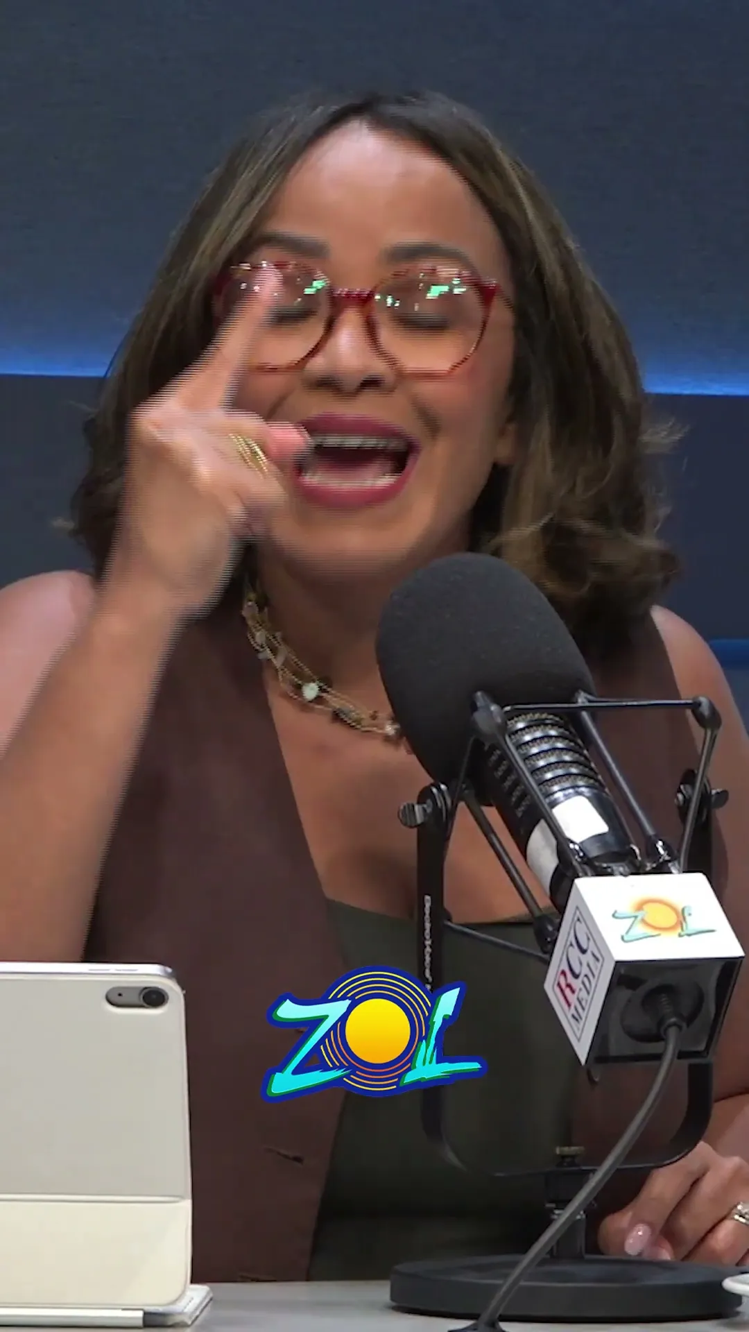 Agresión bajo la cámara: Por qué al Coronel Madé no le importó que lo grabaran