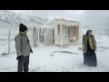 Lagu Living in a frozen mountain hut - how does this resilient couple survive?