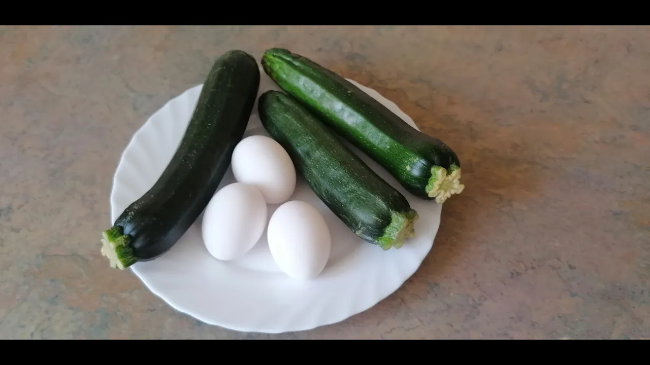 2 Zucchini und 2 Karotten. Zucchinipuffer Rezept. Zucchini-Karotten Bratlinge mit Gurken Joghurt Dip. 