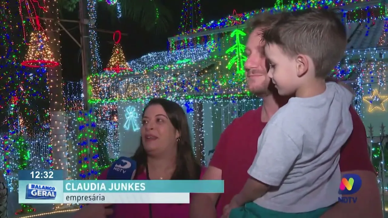 Há 27 anos, casa mais iluminada do Brasil no Natal faz a alegria de milhares de visitantes