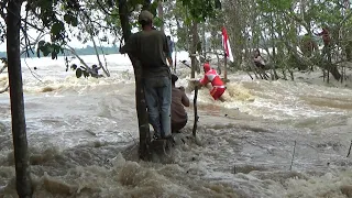 fenomena alam gelombang pasang hari ini Rabu 28 Oktober 2026 sangat luar biasa besar nya