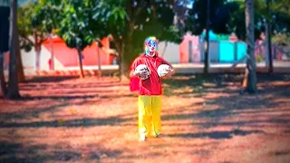 ELE PEGOU DUAS BOLAS DE FUTEBOL QUE A GENTE TAVA JOGANDO