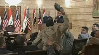 لحظة رمي الرئيس الأمريكي بوش بالحذاء 