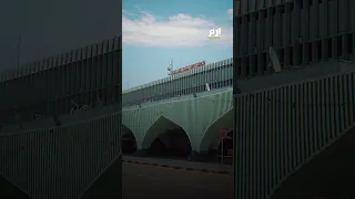 في مشهد صادم عناصر الشرطة الليبية تتدافع للحصول على الطعام 