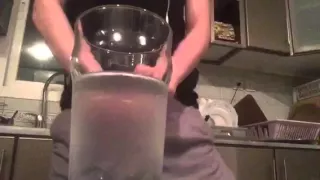 شخص يبول في كأس ماء للخادمه مقلب 